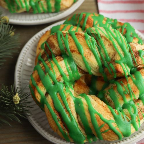 cinnamon roll wreaths final image
